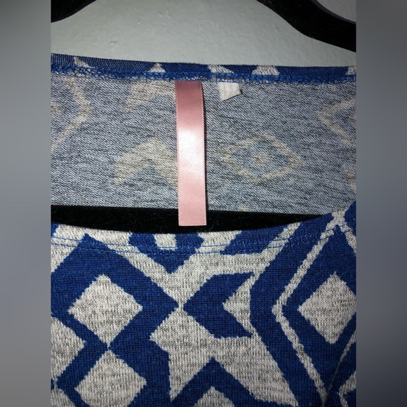 Gray Quarter Sleeve Shirt with Royal Blue Geometric Design - Picture 2 of 4